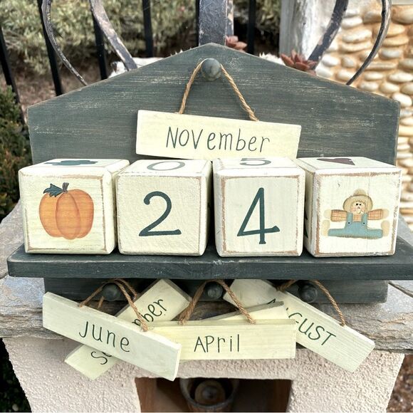 🏡HANGING WOODEN YEARLY WALL CALENDAR with decorative numbers and blocks. ECU! - Picture 2 of 10
